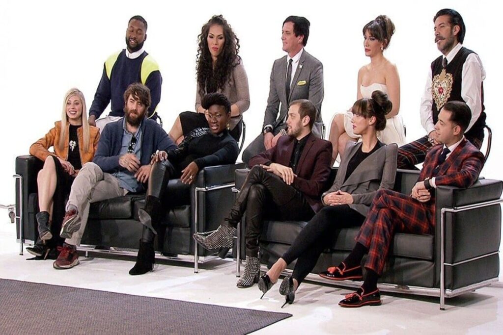 Participantes do reality show Project Runway, disponível no Prime Video, em um momento de descontração durante a competição.